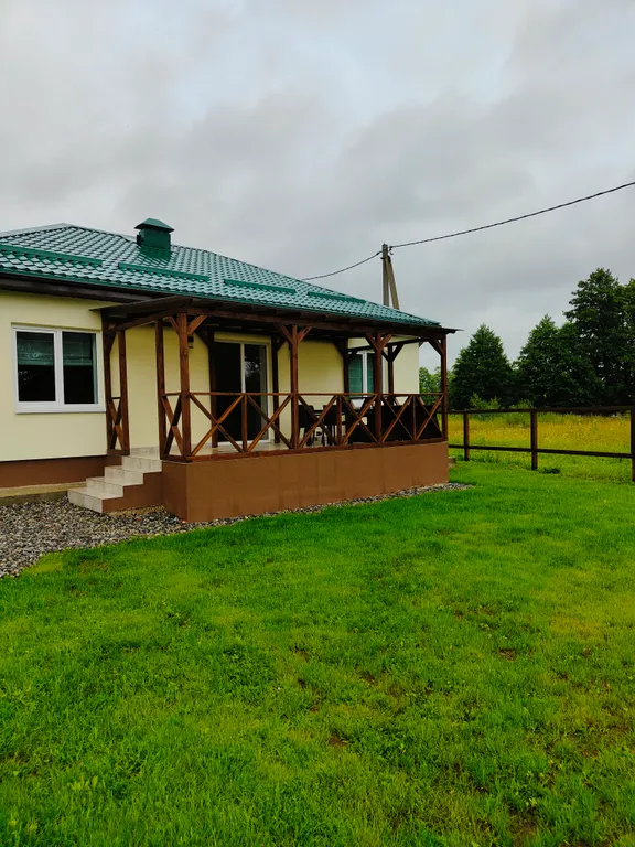 Уютный дом на берегу живописного озера