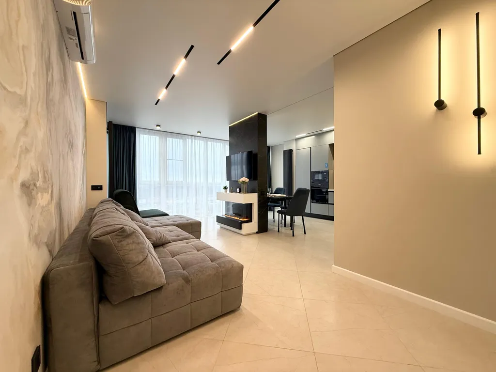 Квартира с большой кухней-гостиной, камином и панорамным видом