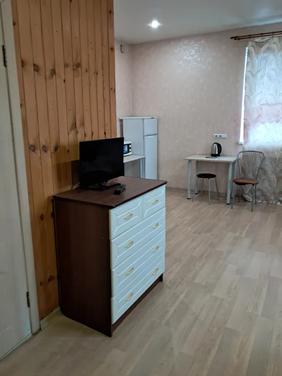 Вместительная ,45 квадратных метров, студия с собственной парковкой