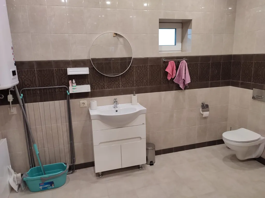 Дом недалеко от реки.