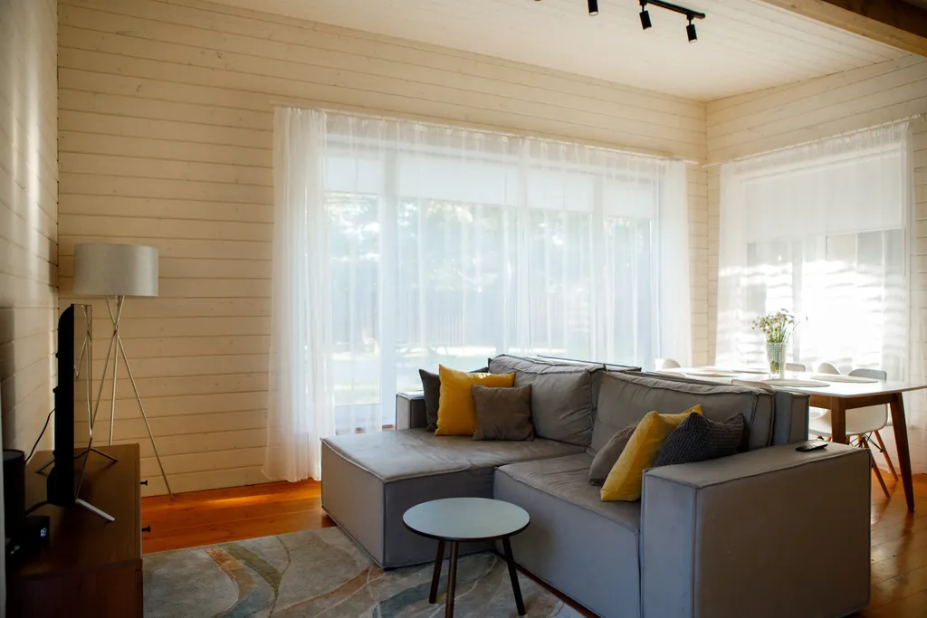 Дом с сауной и горячим чаном на участке с соснами