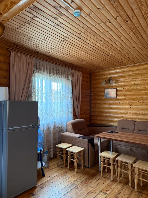 Деревянный домик возле моря