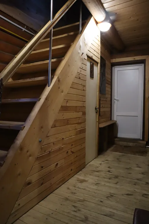 Двухэтажный дом на берегу Волги