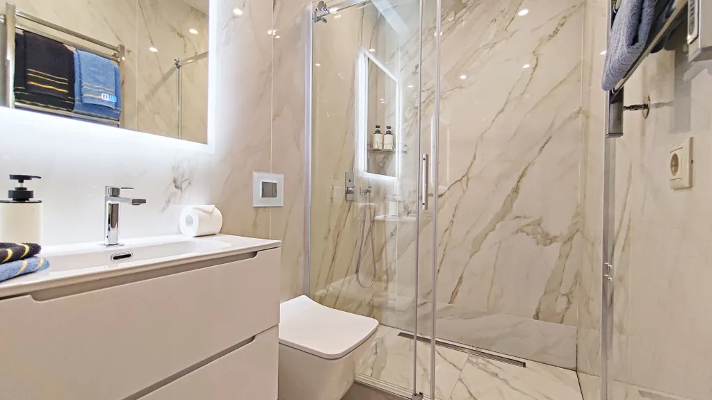 Красивый и современный апартамент со спальней