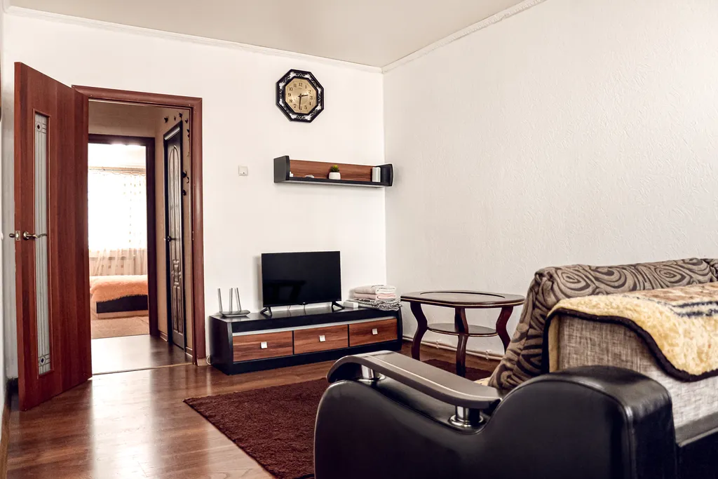 Двушечка возле Леруа