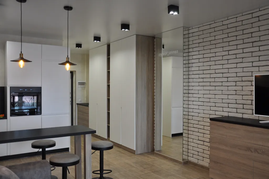 Студия с видом на море диваном и балконом