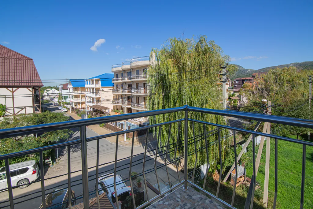 Четырехместный номер с балконом и видом на бассейн