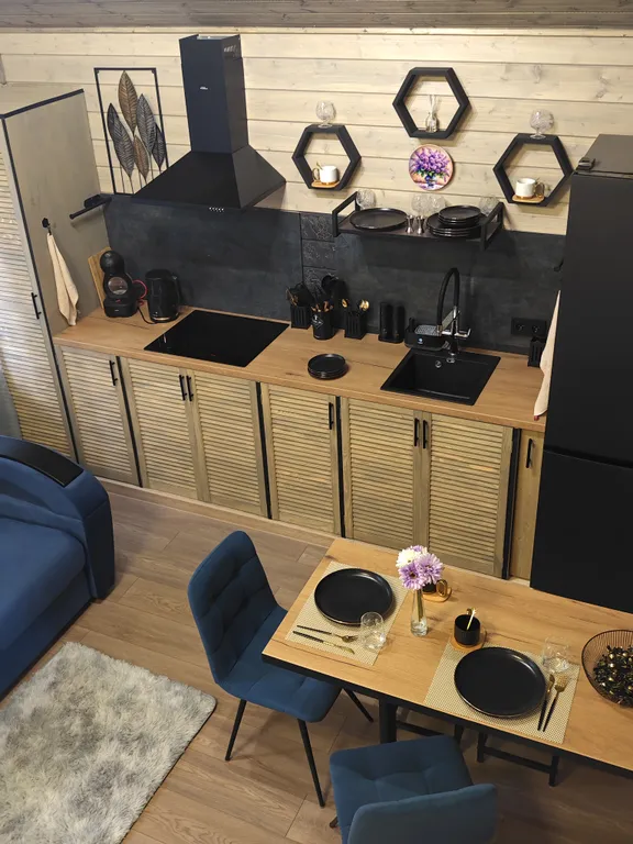 Уютный домик у леса с чаном