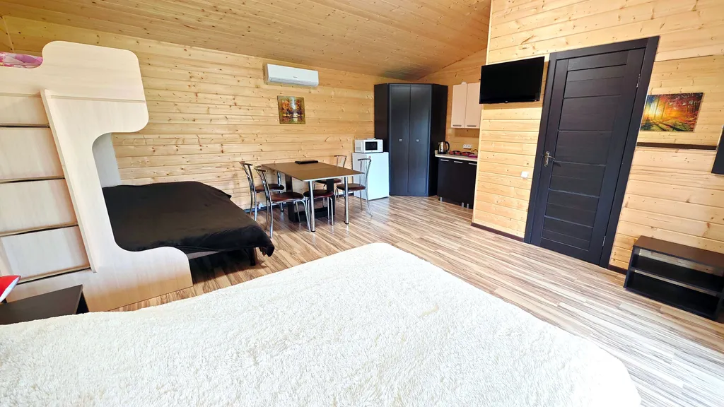 Коричневый домик-студия делюкс с террасой, кондиционером, лужайкой