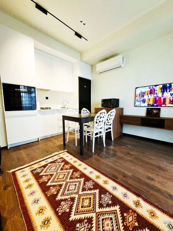 Трёхкомнатная квартира в центре Тбилиси с балконом, вид во двор