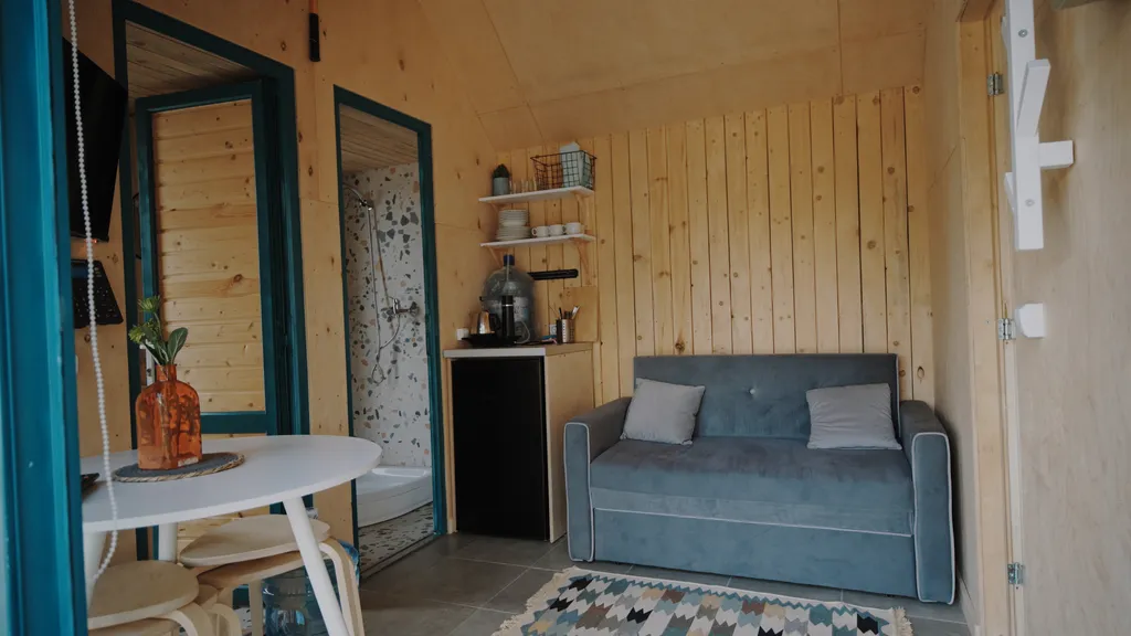 Домик с сауной и джакузи у водоема