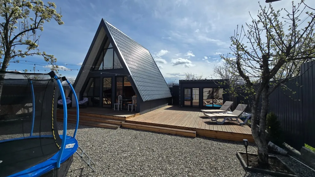 Дом А-фрейм из дерева с баней и джакузи