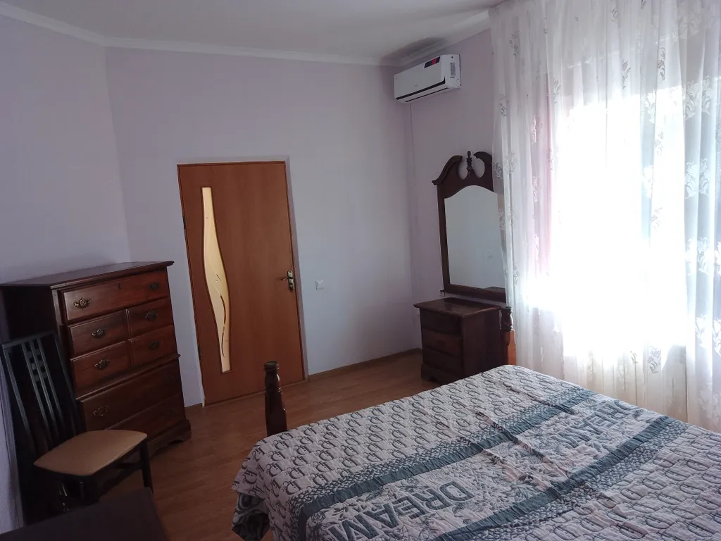 Уютный дом в пригороде с видом на море