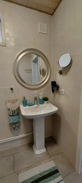 Номер на первом этаже в двухэтажном доме