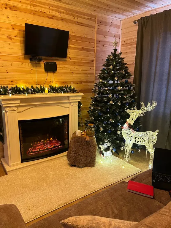 Уютный дом в лесу с видом на горы