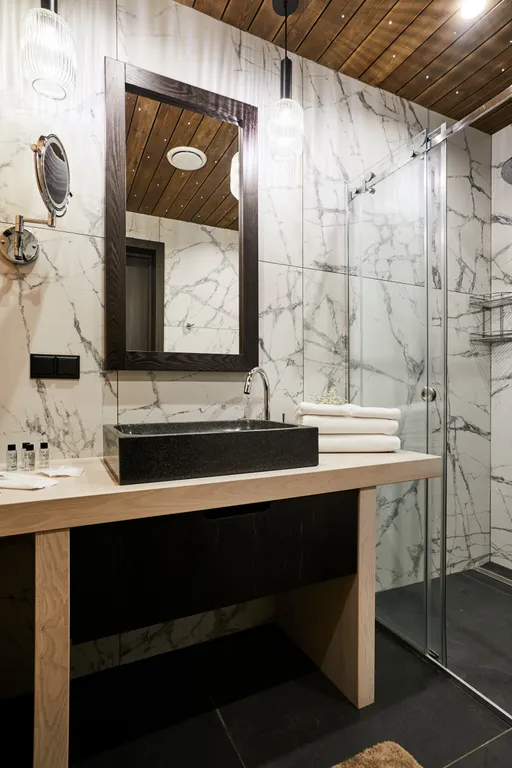 Дизайнерский номер с панорамным видом на озеро для двоих