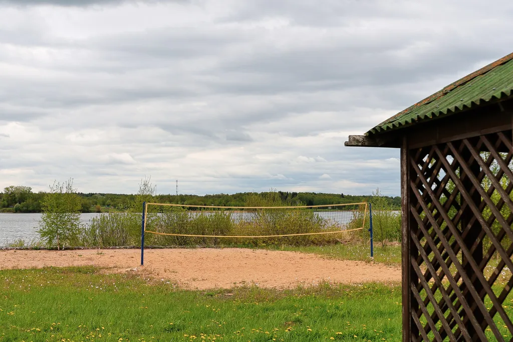 Белый дом на берегу водохранилища