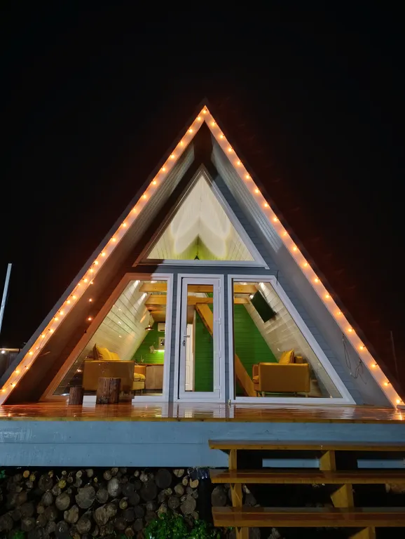 A-frame дом с видом на лес