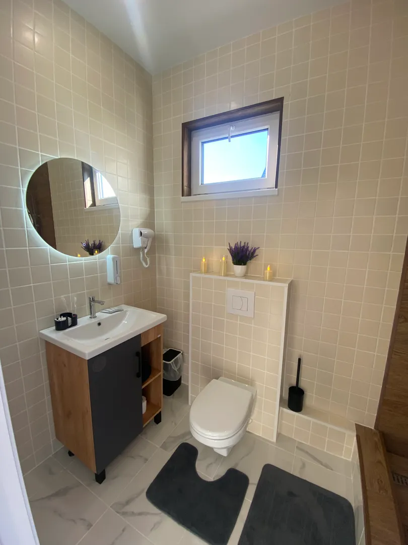Ванная комната со встроенным феном , дозатором , туалетными принадлежностями 