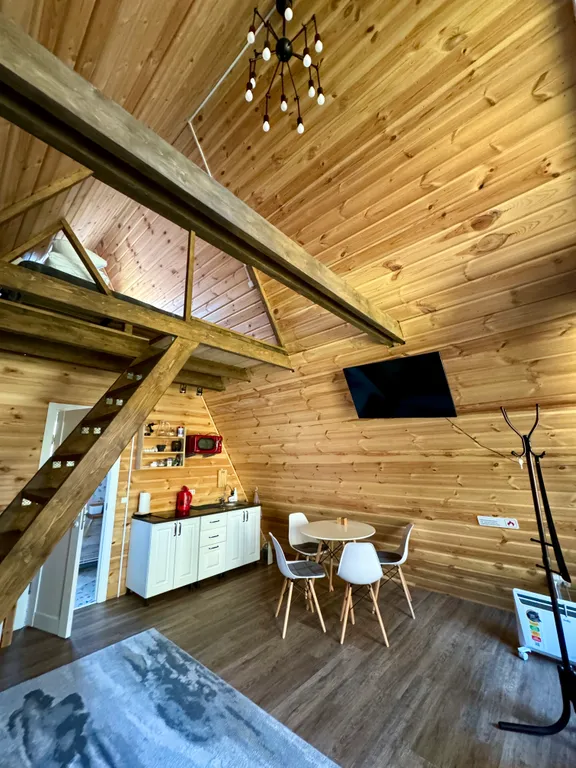 Благоустроенный а-фрейм на берегу Катуни