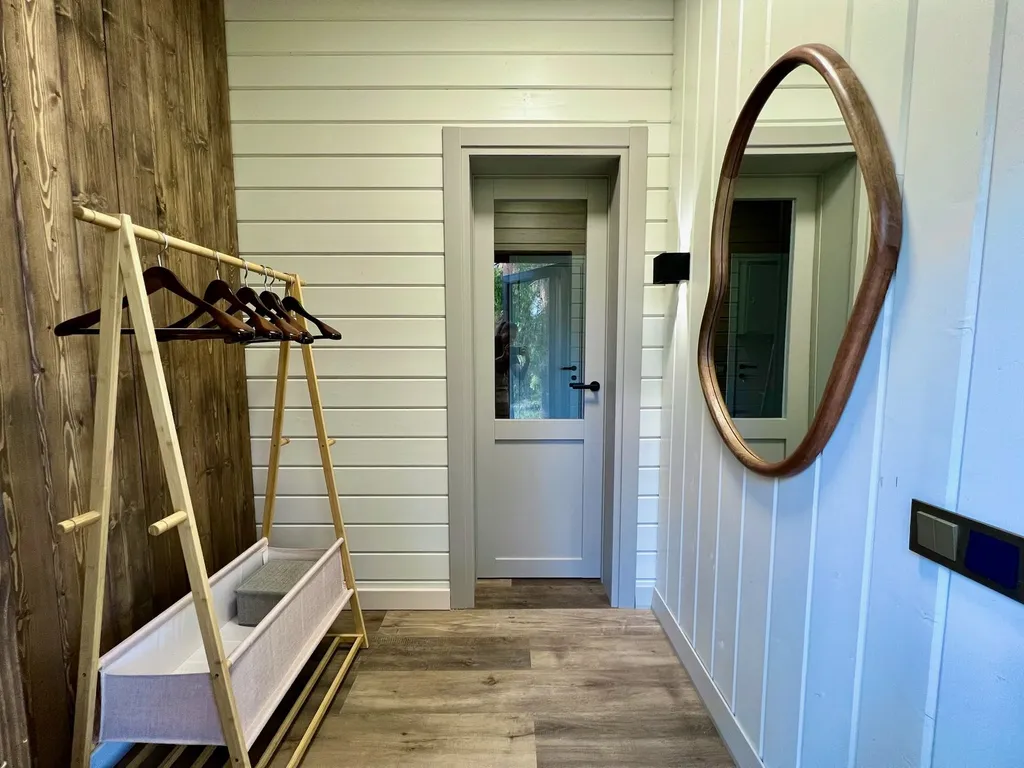 Дом Аура Леса на склоне с большой террасой и видом на лес и реку