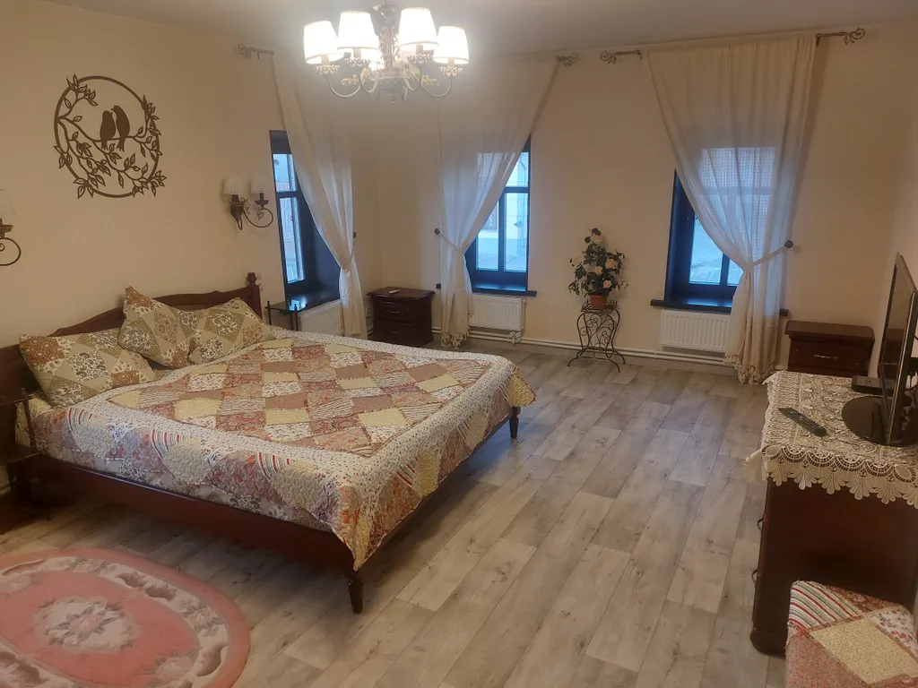 Часть дома в центре города с видом на достопримечательность