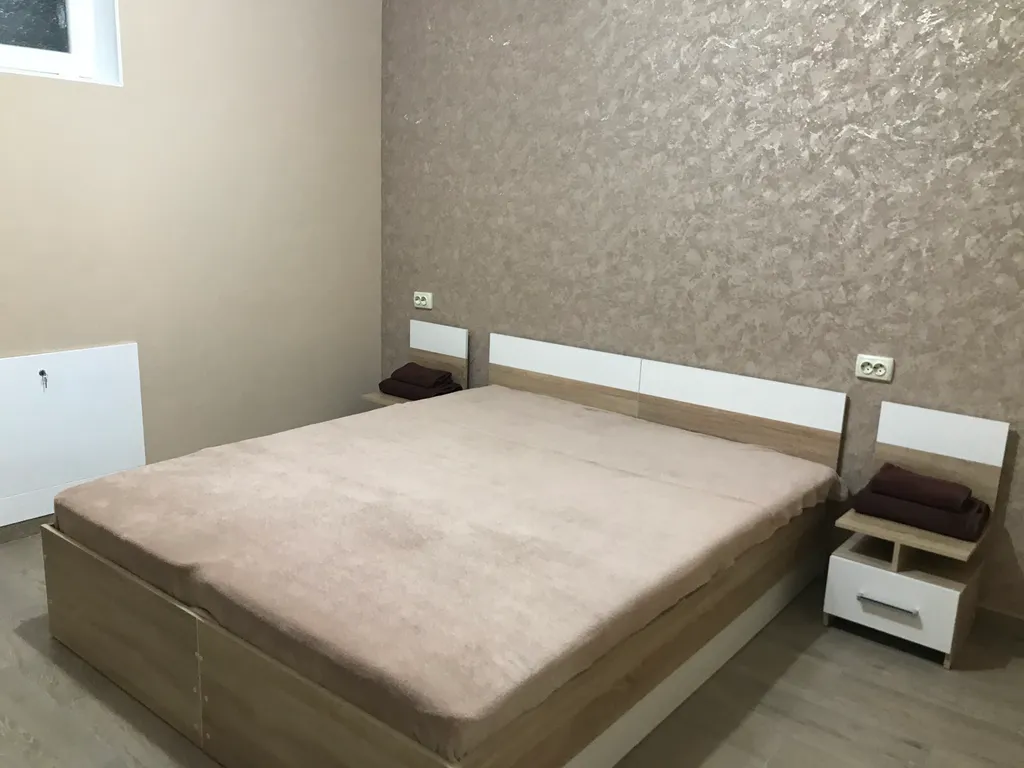 Индивидуальный номер на земле в уютном дворике