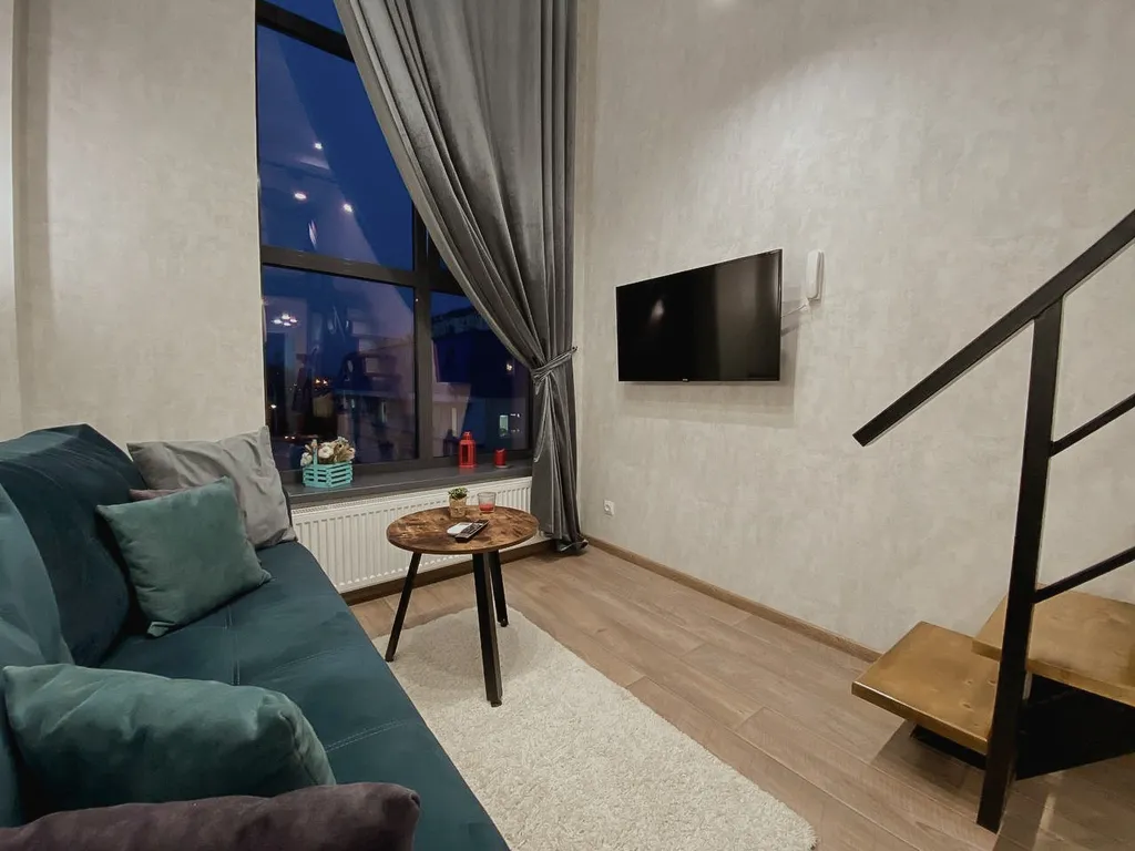 Дизайнерская двухуровневая квартира с панорамными окнами