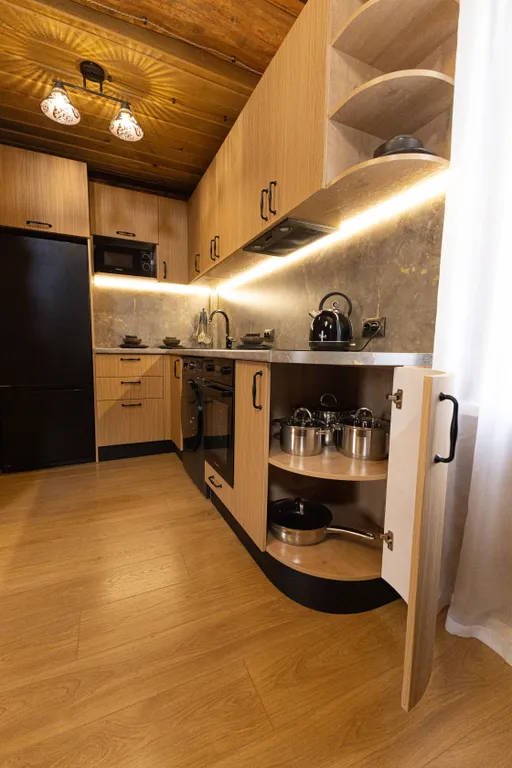 Бревенчатая изба с уникальной отделкой