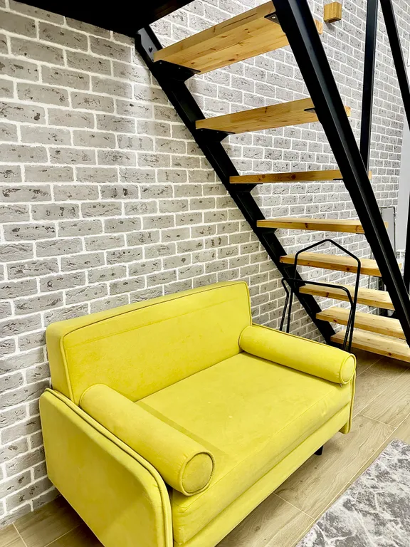 Двухуровневая студия с дизайнерским ремонтом в стиле лофт