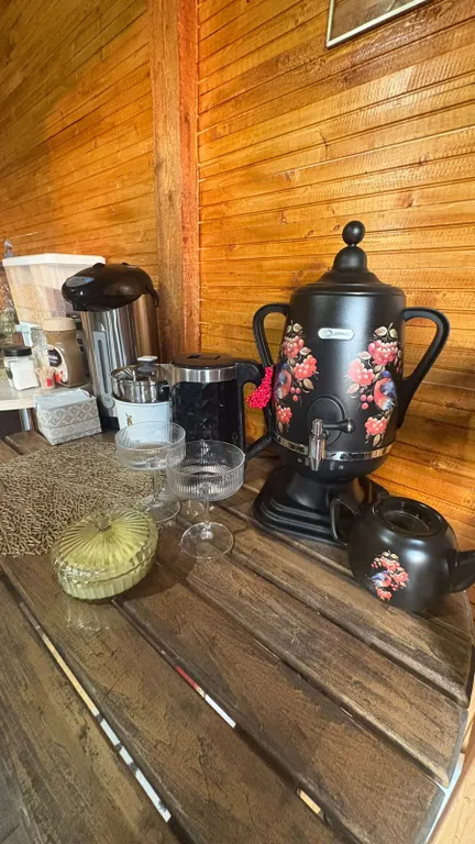 Домик у леса, на территории проживают кролики