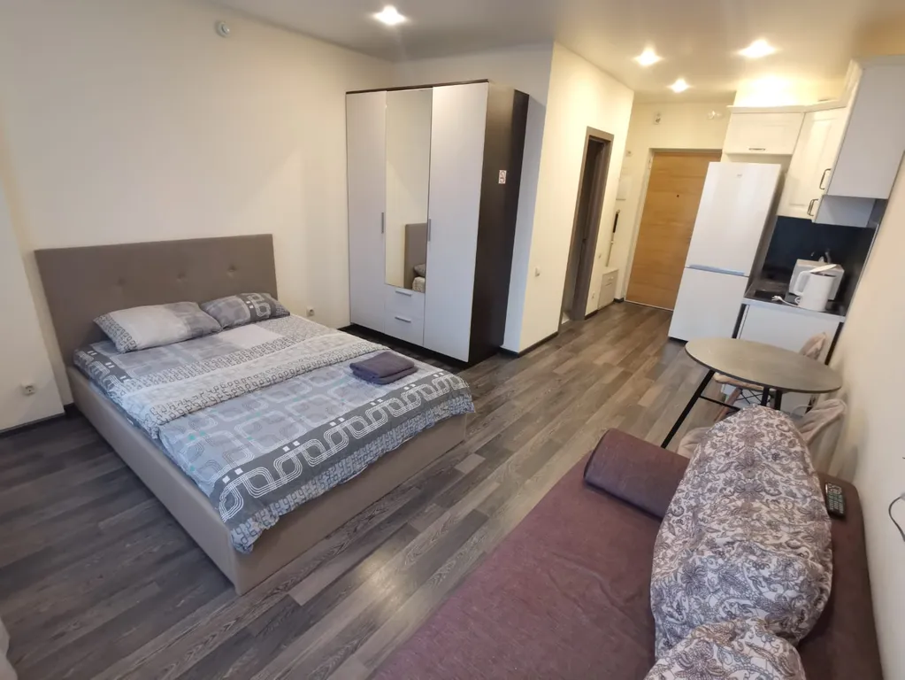 Студия с видом на город