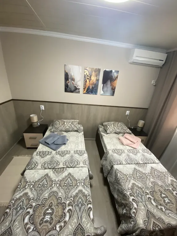 Уютный номер с двумя отдельными кроватями