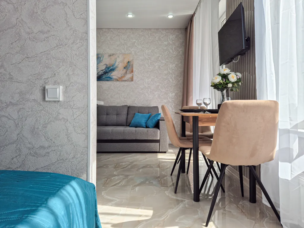 Просторная студия с балконом