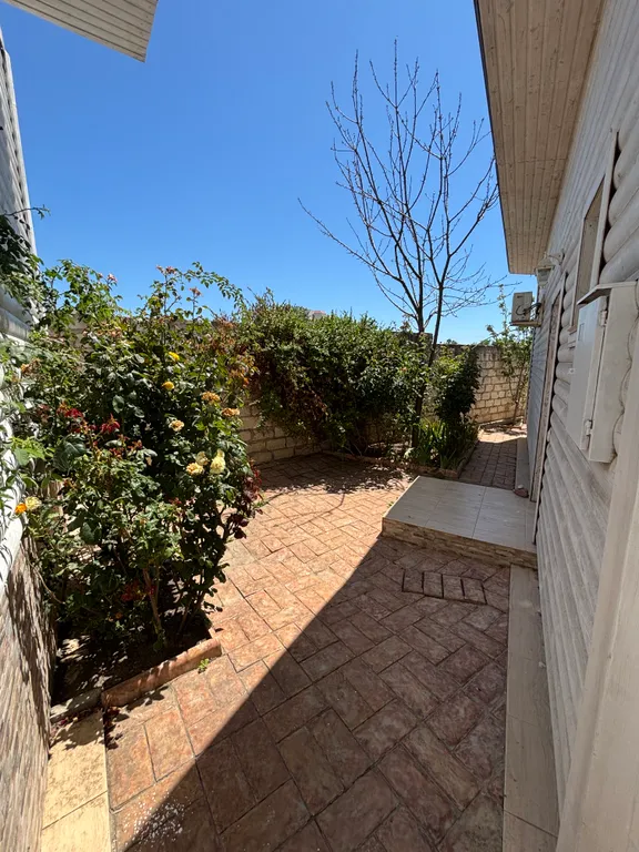 Уютный дом в эко стиле, в 150 метрах от моря и пляжа со своим двором