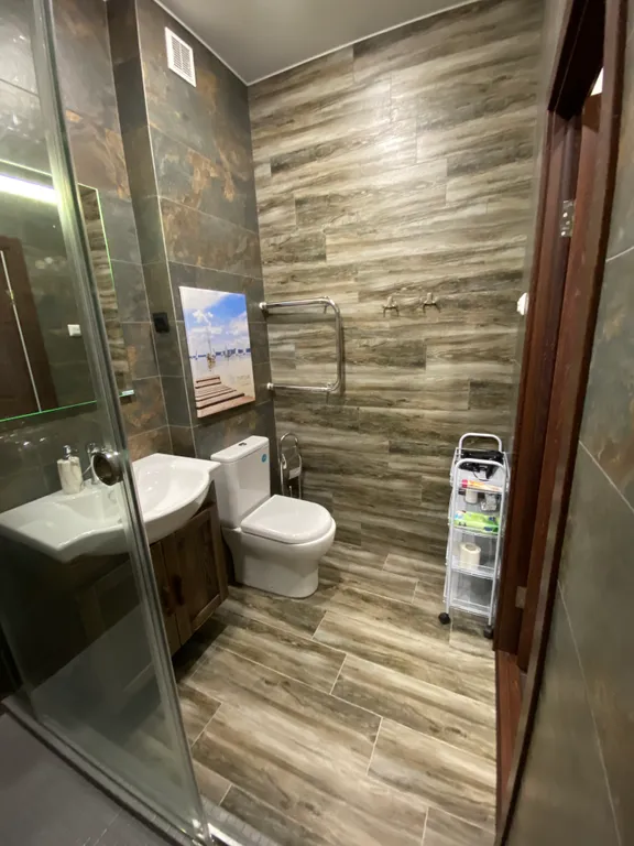 Уютные семейные апартаменты c видом на водоём и горы