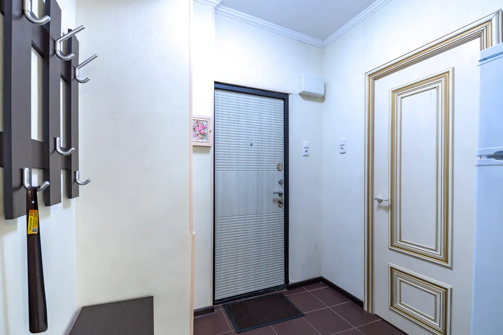 Истомáн для двоих с видом на город