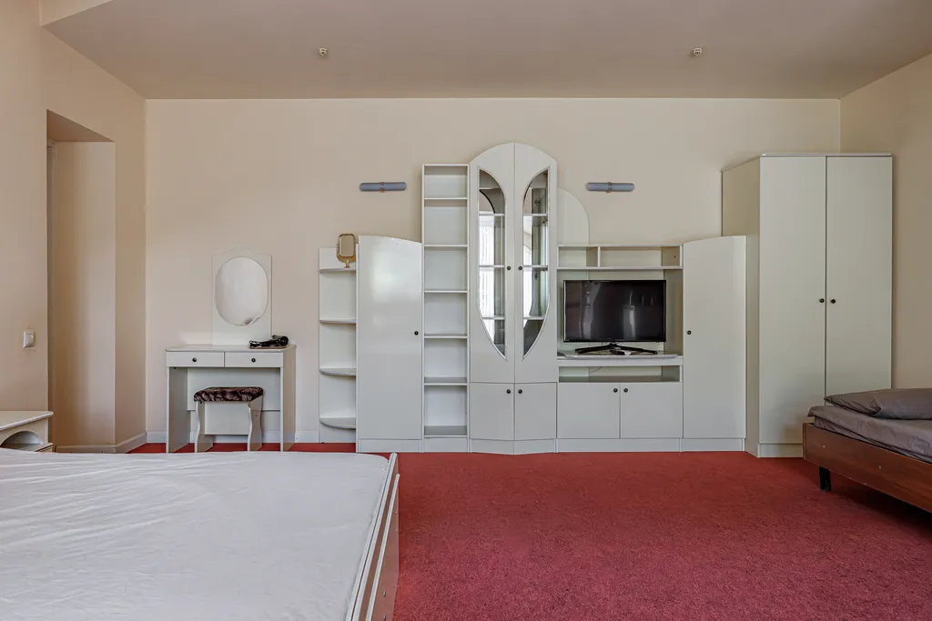 Большой двухэтажный номер с балконом и джакузи