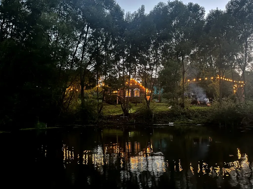 Изба с уютом детства, деревенский дом с баней и русским бытом