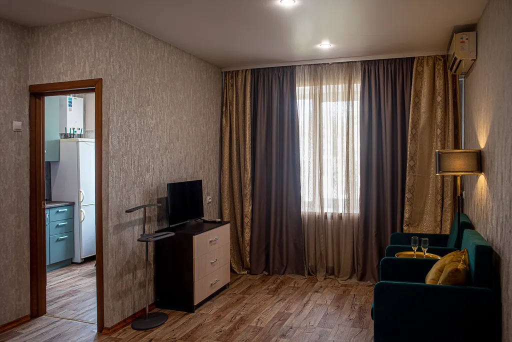 Центрее не бывает! Сразу за памятником ленина в стиле есенинская русь