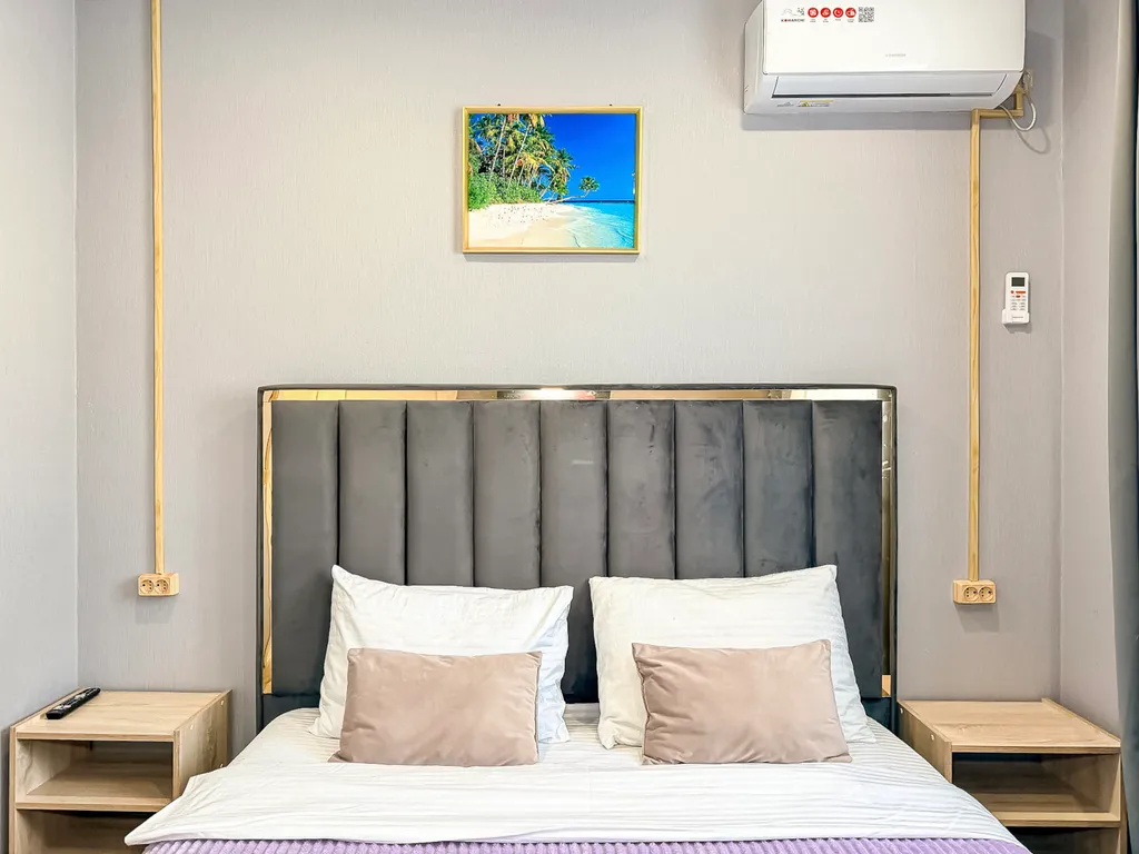 Дом на море в окружении гор