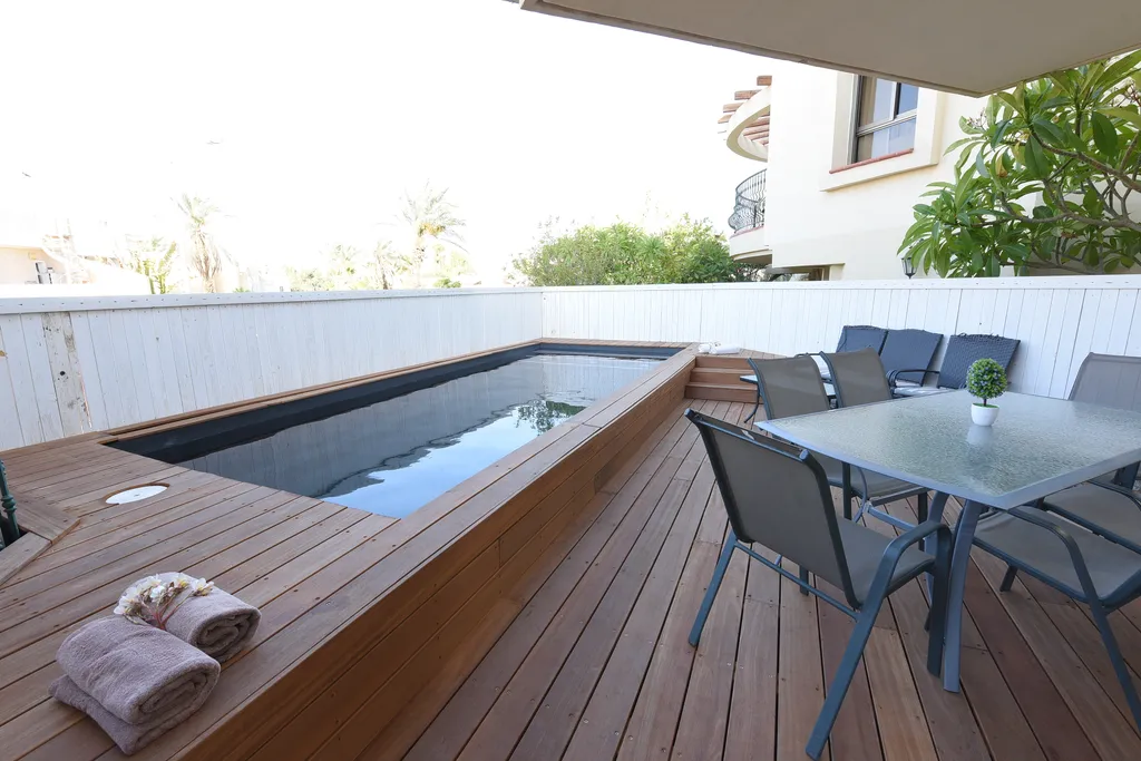 Квартира с чястном бассейном