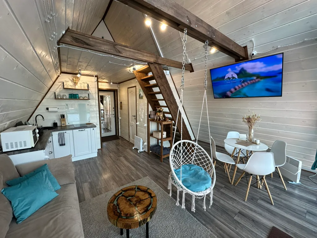 Дом в стиле A-frame на самом берегу реки