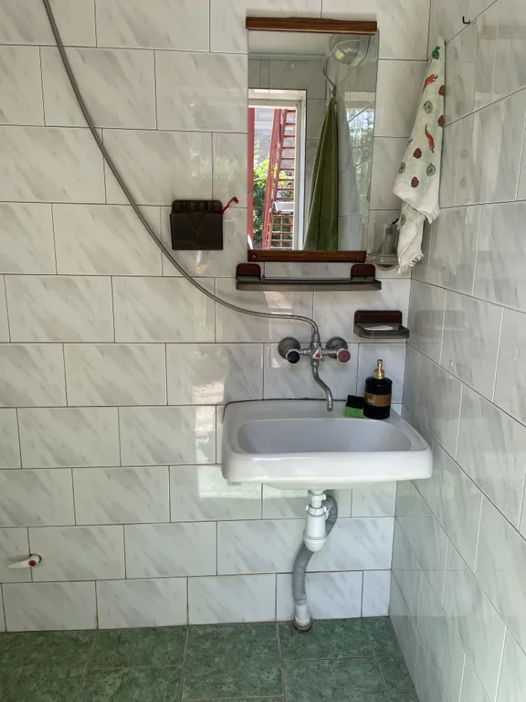 Небольшой дом в цветущем саду