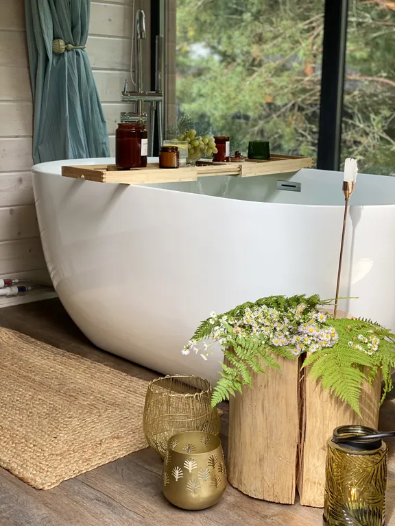 Скандинавский дом с ванной внутри и видом на лес