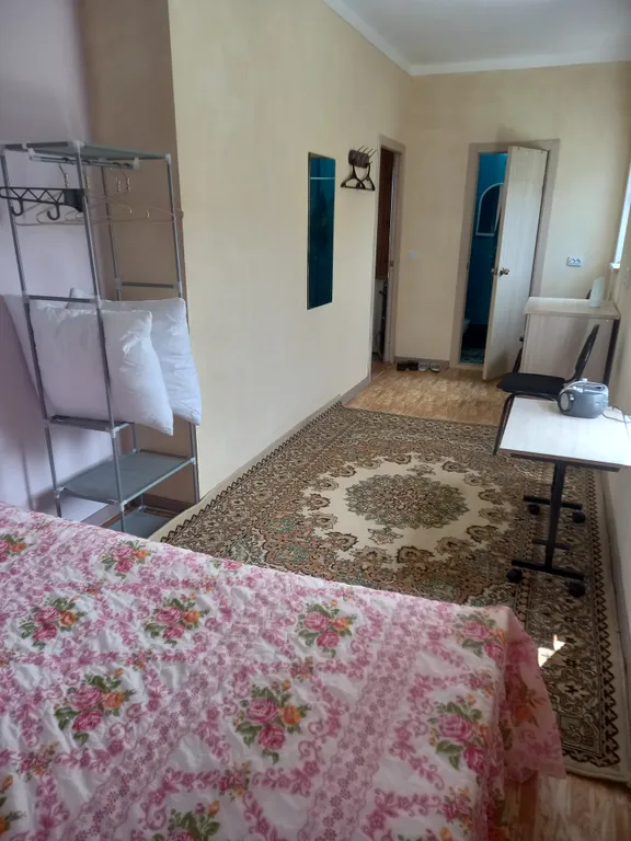 Уютная комната с видом на море