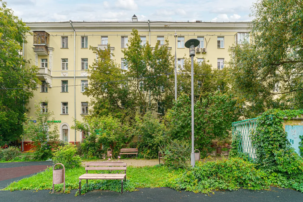 Большая комната с персональным компьютером