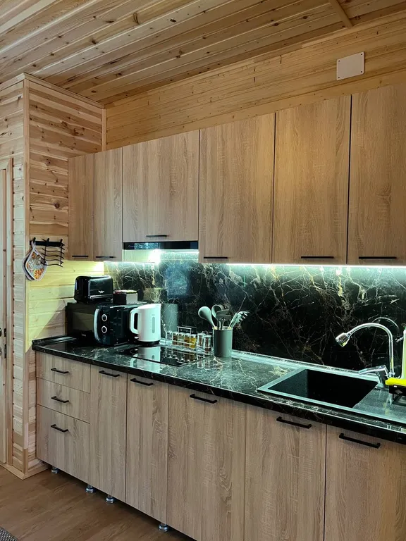 Уютный дом в лесу с видом на горы