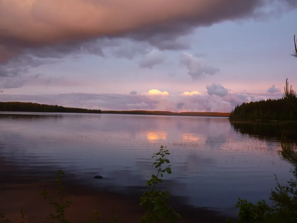 Дом на берегу с баней и лодкой