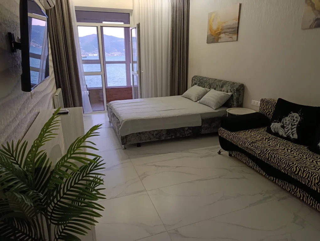 Новая евро-двушка с панорамным видом на море и пляж перед домом